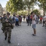 Soldados franceses patrullan frente a la catedral de Notre Dame durante el minuto de silencio en memoria de las víctimas de Niza, en París, el pasado 18 de julio
