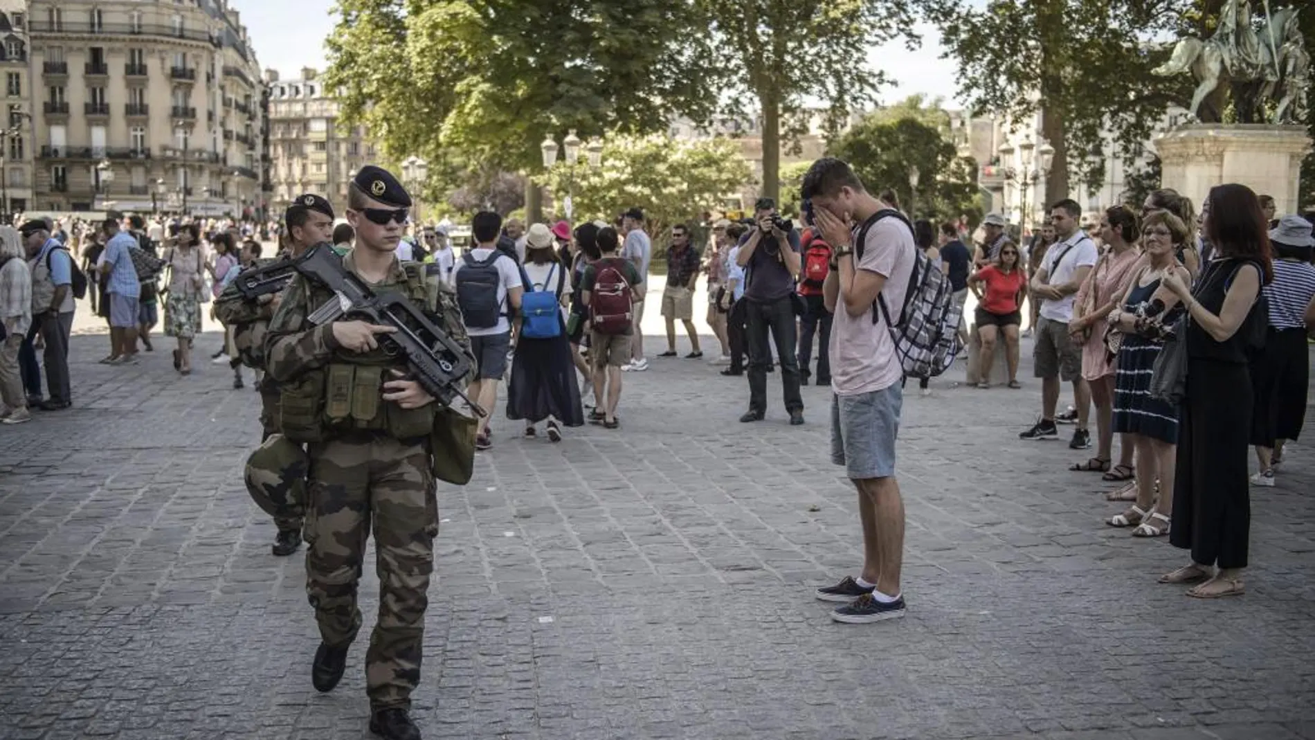Soldados franceses patrullan frente a la catedral de Notre Dame durante el minuto de silencio en memoria de las víctimas de Niza, en París, el pasado 18 de julio