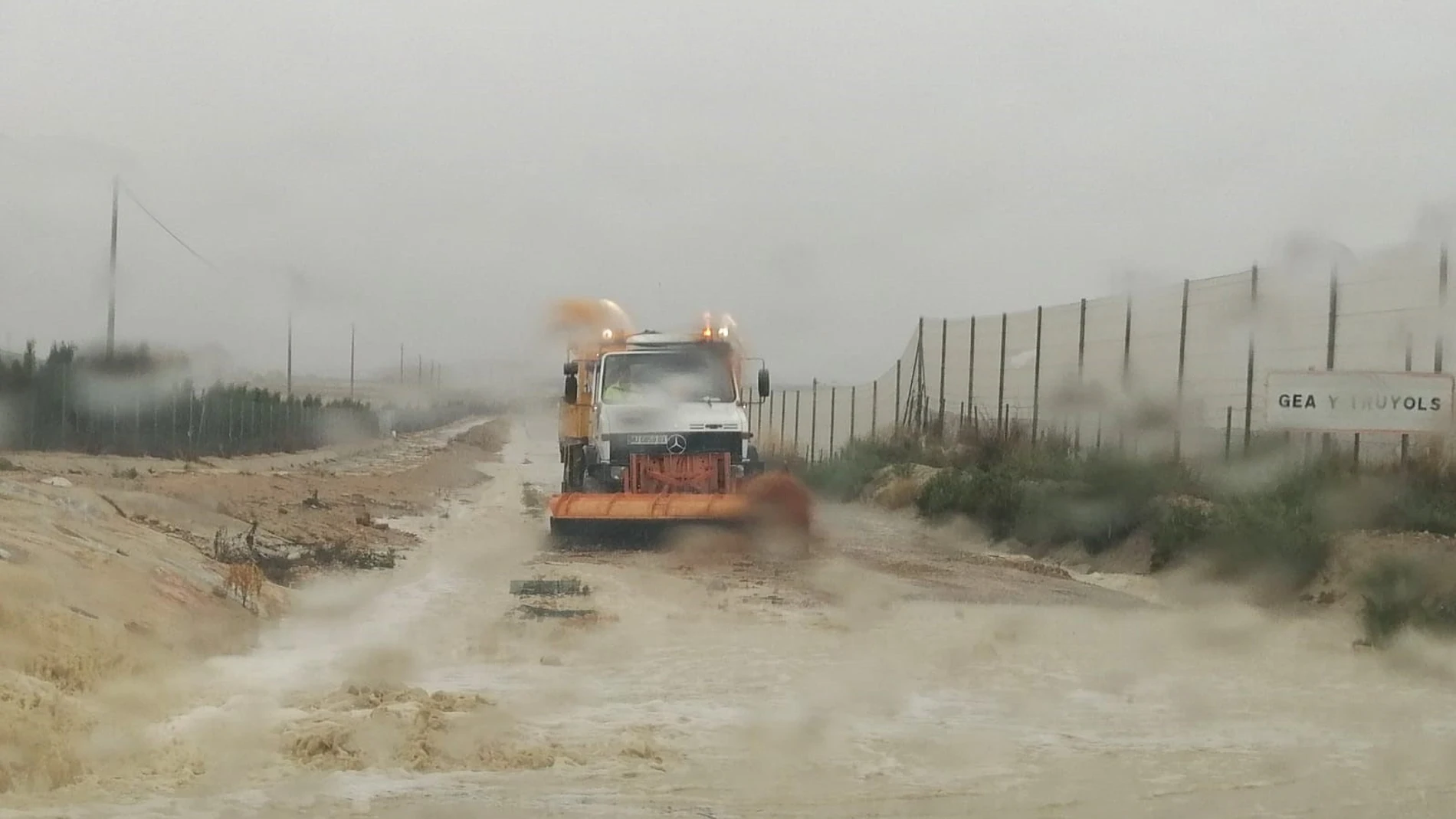 Desde primeras horas de la mañana las brigadas del Servicio de Conservación de Carreteras están resolviendo las incidencias de la red regional. LA RAZÓN