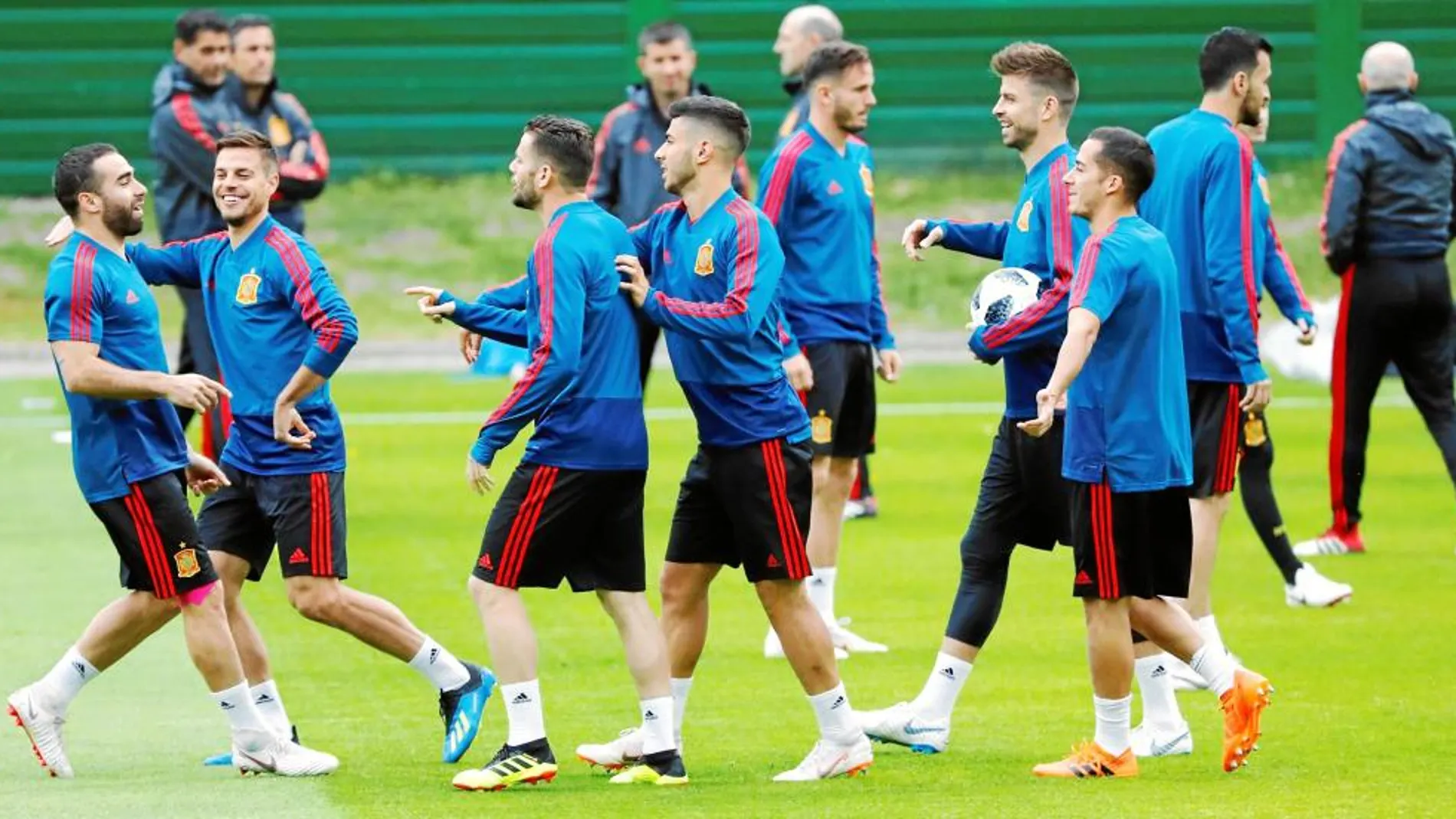 Los jugadores de España, distendidos durante el último entreno antes del partido contra Marruecos