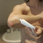 Una mujer aplicándose una crema contra la psoriasis