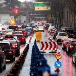 La lluvia y el cierre de túneles, como el de República Argentina de la imagen, complicaron ayer, aún más, el tráfico en Madrid