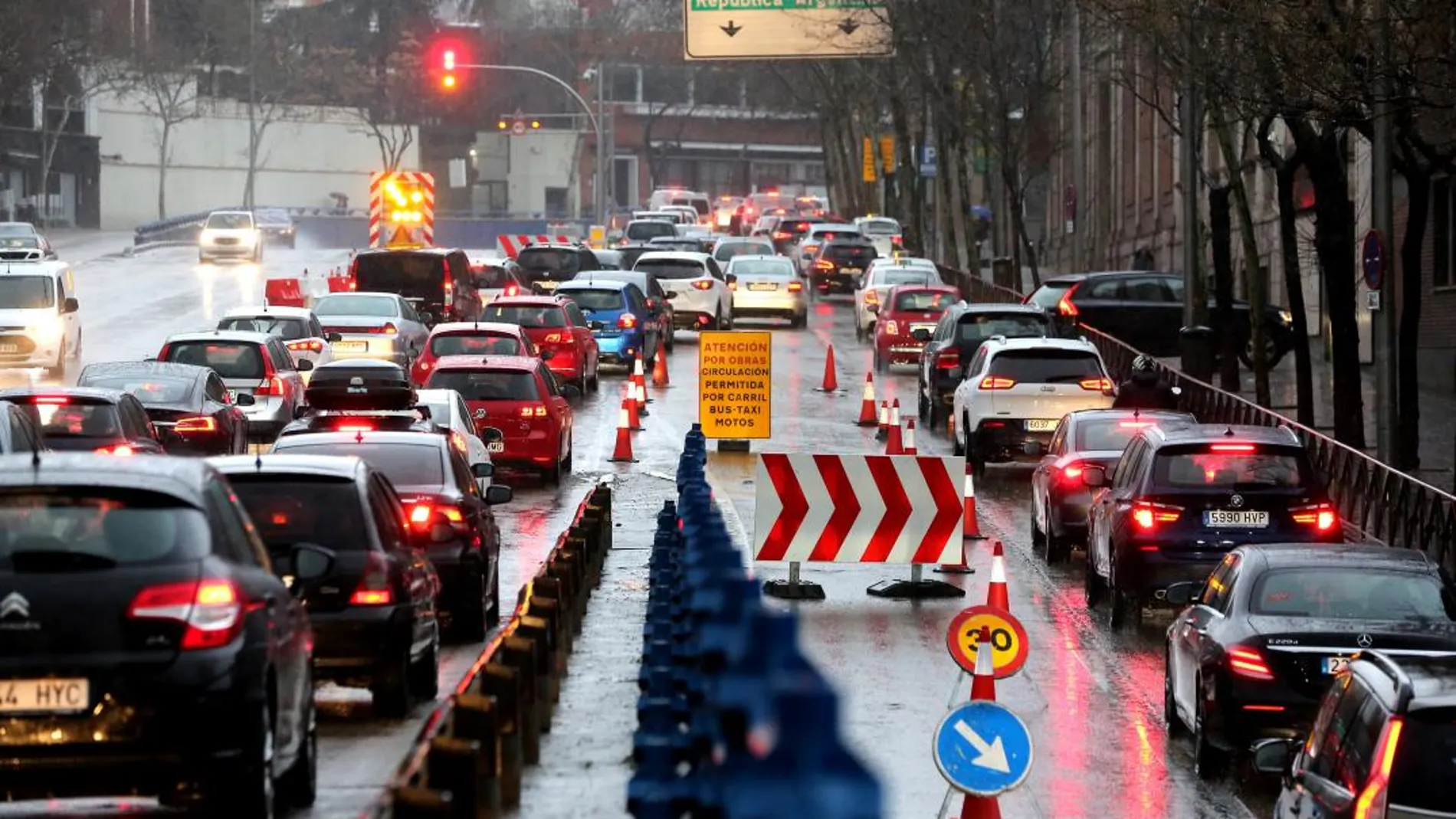 La lluvia y el cierre de túneles, como el de República Argentina de la imagen, complicaron ayer, aún más, el tráfico en Madrid