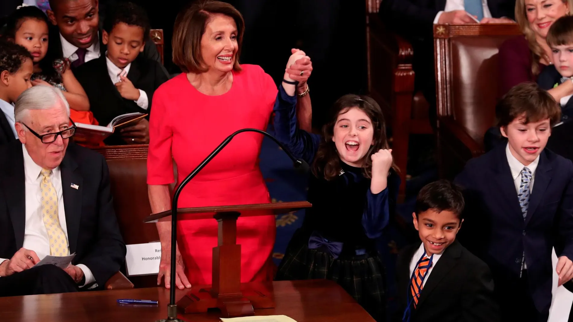 La líder demócrata Nancy Pelosi sonríe junto a una niña tras emitir su voto durante la ceremonia en la que toma posesión de su nuevo cargo como presidenta de la Cámara Baja de EE.UU / Reuters