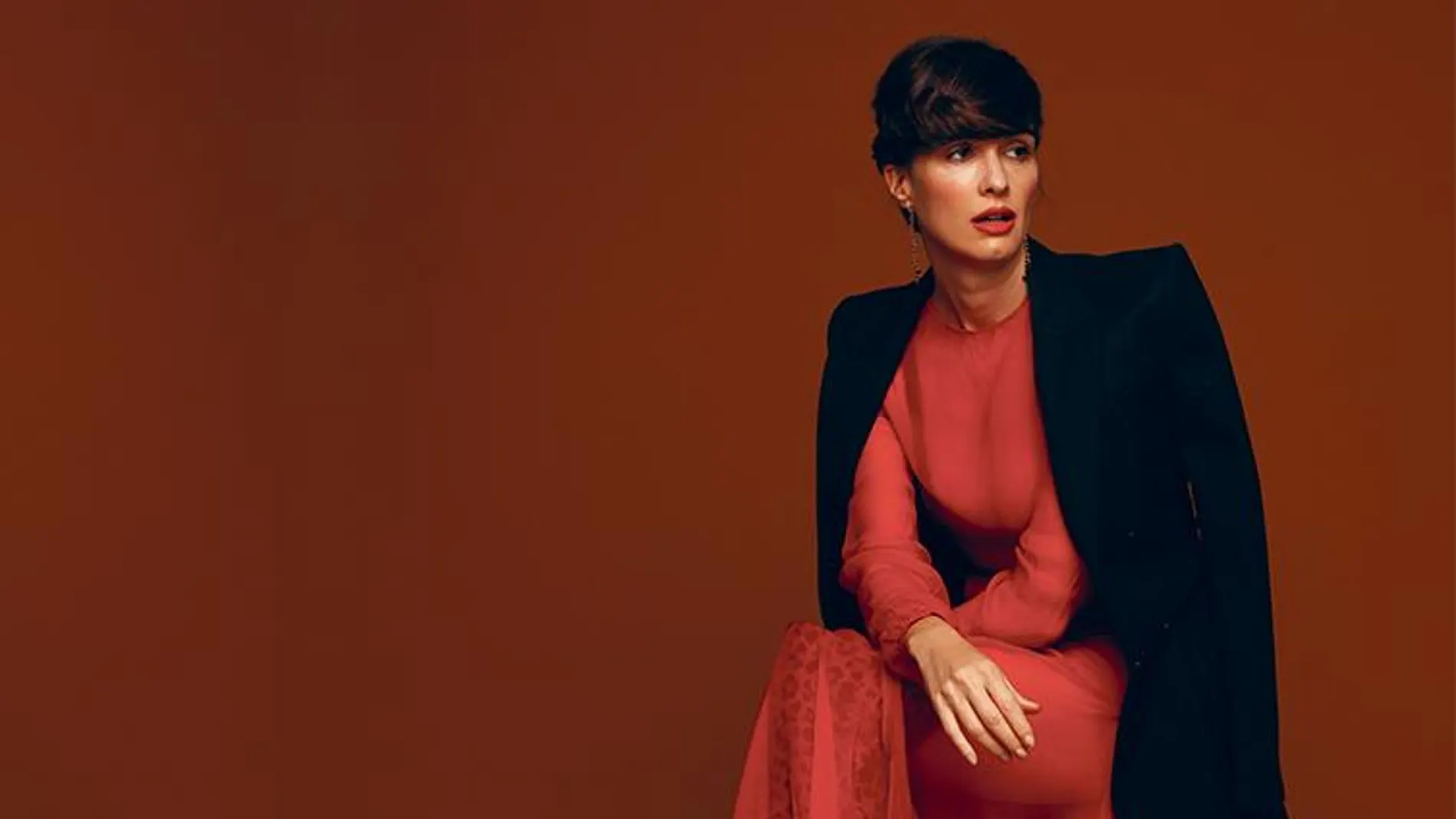 Paz Vega lleva un vestido rojo de DIOR y botas altas ‘animal print’ de CAROLINA HERRERA. El abrigo es de VILLALBA ATELIER. Por último, Paz luce unos pendientes de RABAT