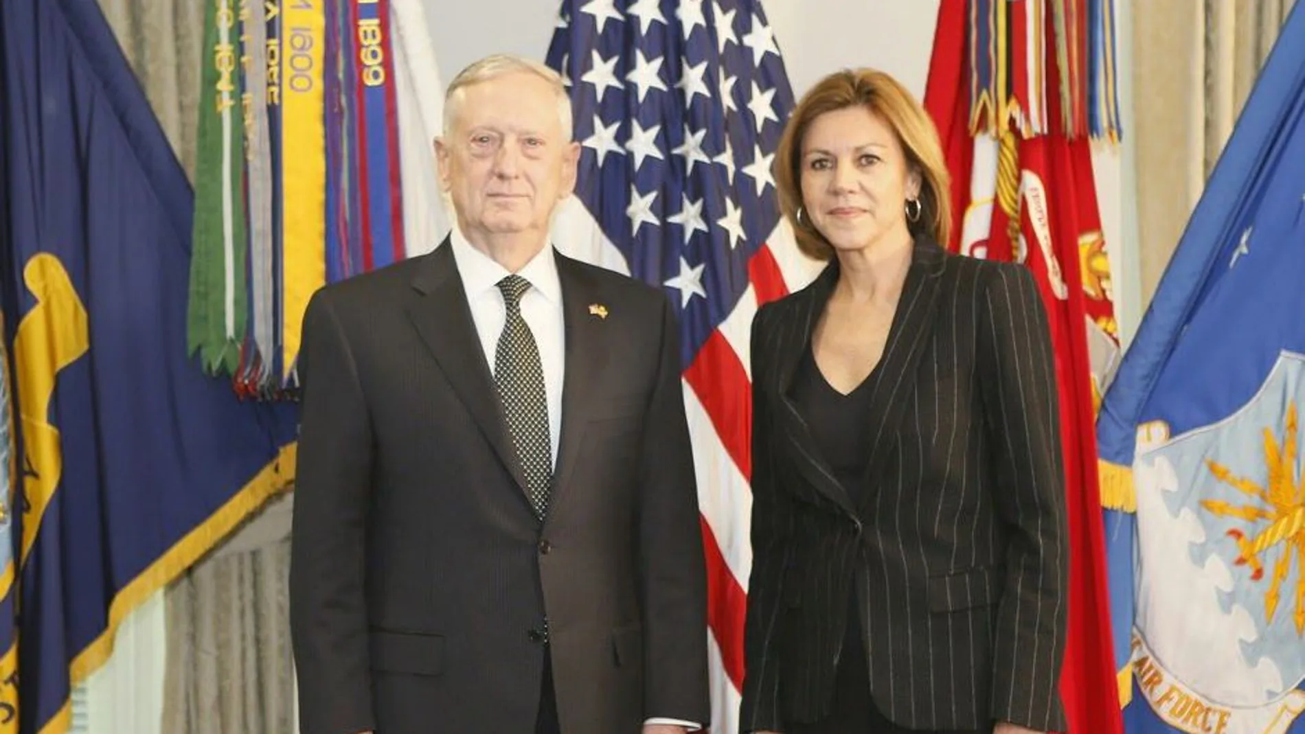 la ministra española de Defensa, María Dolores de Cospedal, y su colega estadounidense, general James Mattis