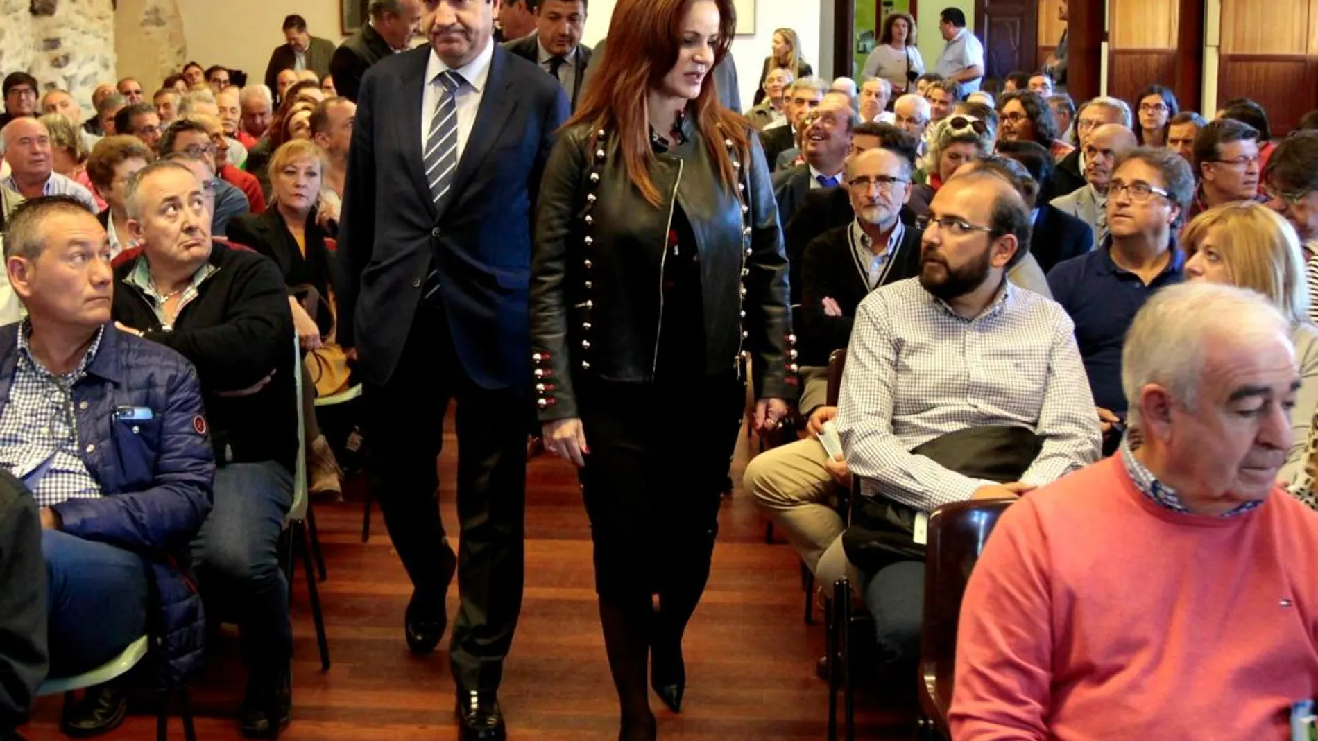 La presidenta de las Cortes de Castilla y León, Silvia Clemente, junto al alcalde de Arévalo, Vidal Galicia, antes de protagonizar las jornadas sobre la despoblación en el municipio abulense