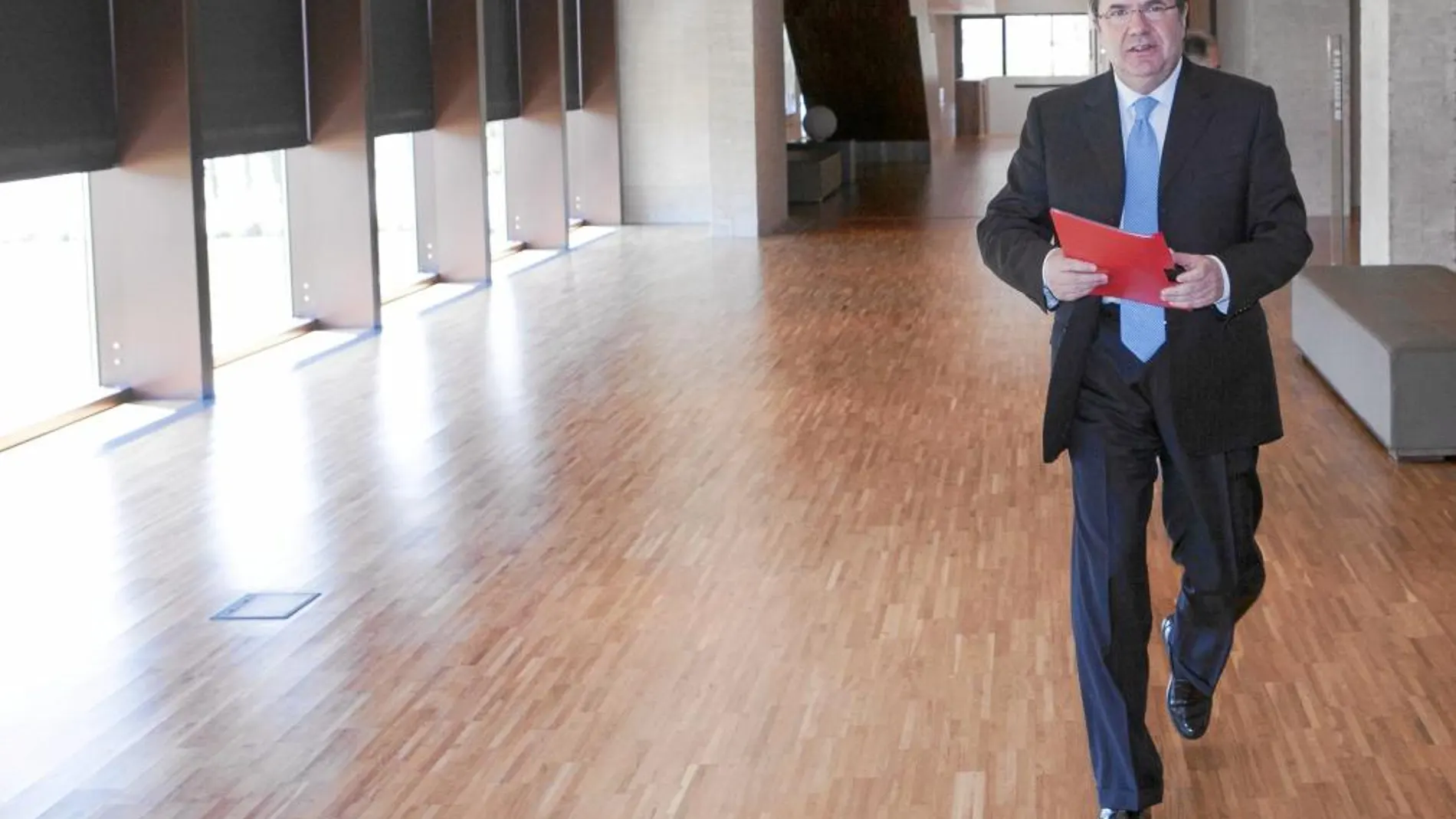 El presidente de la Junta, Juan Vicente Herrera, sale del Hemiciclo de las Cortes tras concluir la sesión plenaria