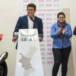 La Razón. Imagen de archivo del presidente de la Diputación, Jorge Rodríguez, junto a la diputada Isabel García y Champi Herreros con sus corredoras