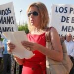 María Victoria Sánchez, portavoz de los trabajadores despedidos, en el momento de leer un comunicado