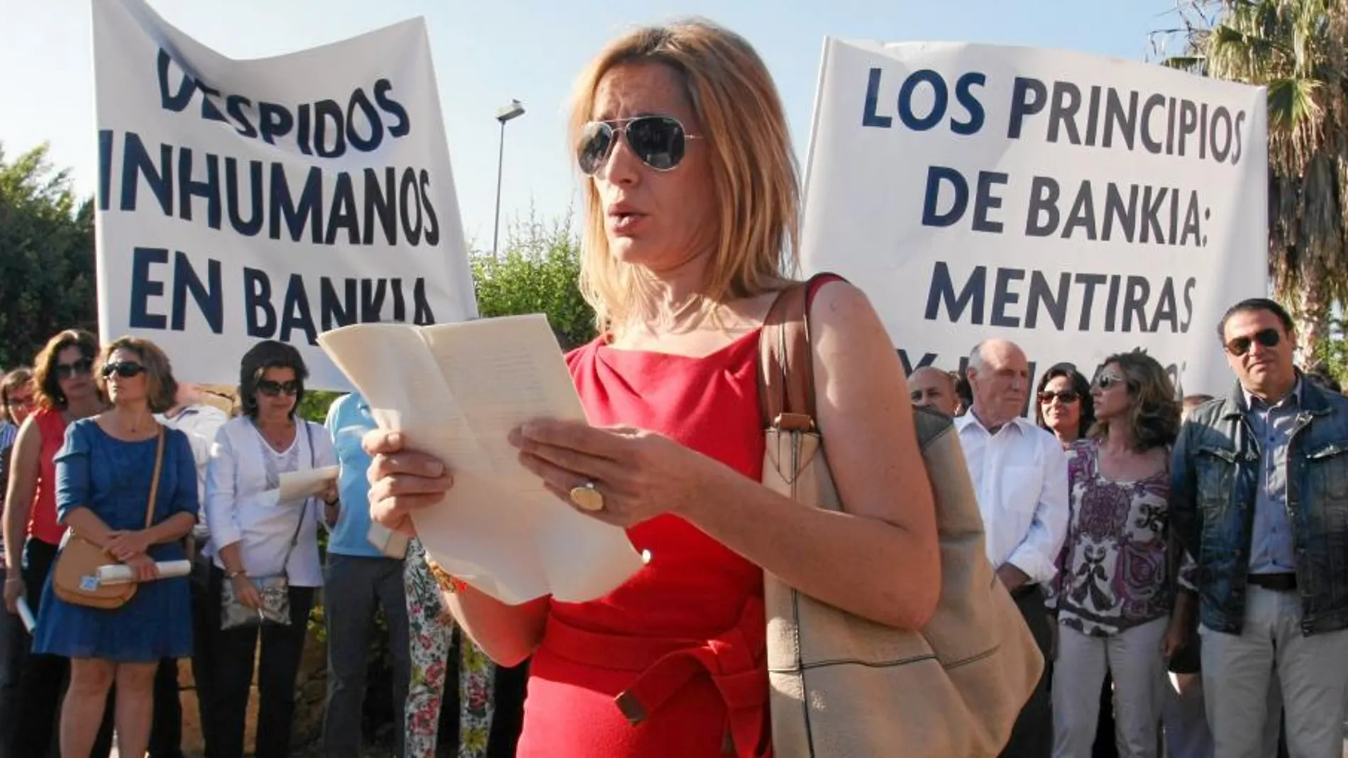 María Victoria Sánchez, portavoz de los trabajadores despedidos, en el momento de leer un comunicado