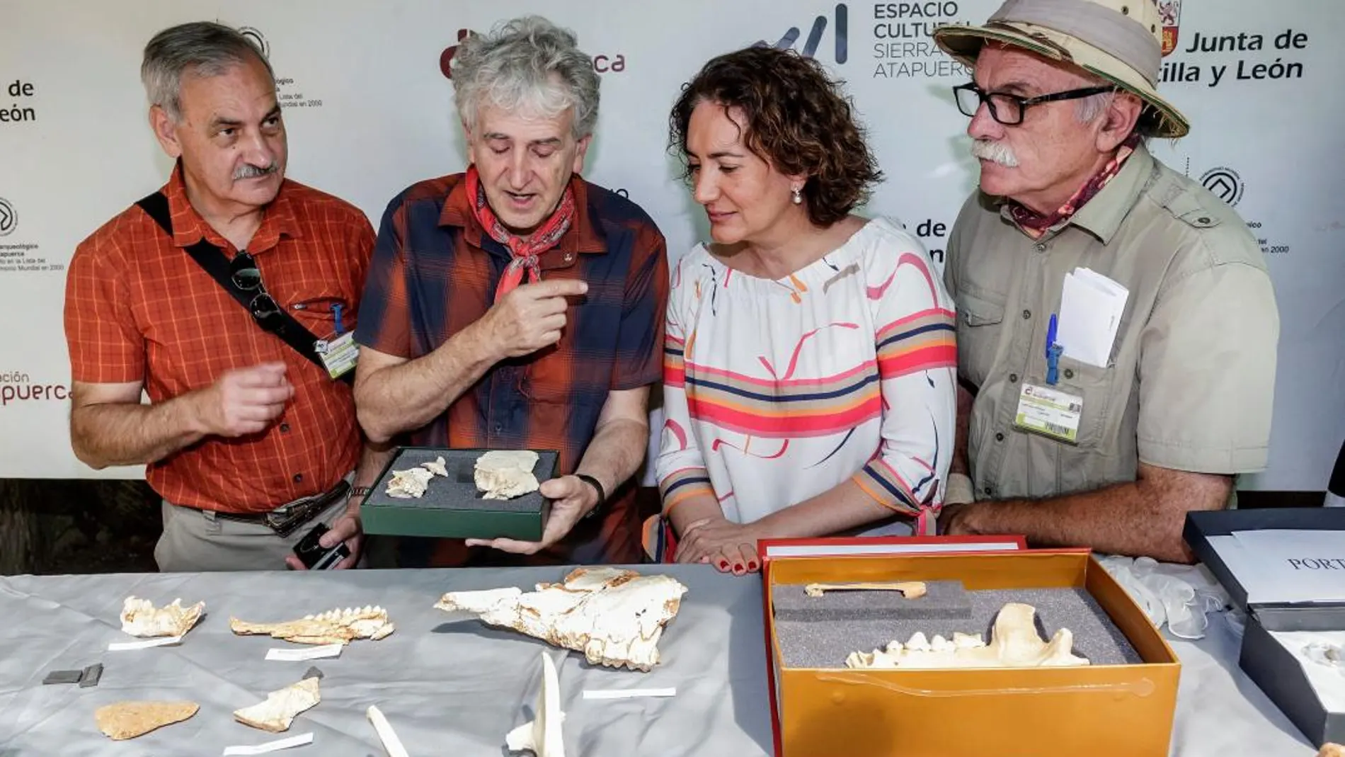 Los directores de las excavaciones arqueológicas de la sierra de Atapuerca presentan el balance de la campaña de excavaciones 2018. EFE/Santi Otero