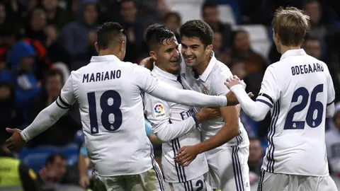 El centrocampista francés del Real Madrid Enzo Zidane (2d) celebra con sus compañeros el gol que ha marcado, el cuarto del equipo frente a la Cultural Leonesa
