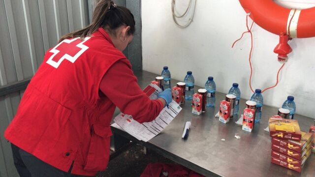 El equipo de Cruz Roja atendió a los inmigrantes que llegaron al Puerto de Cartagena