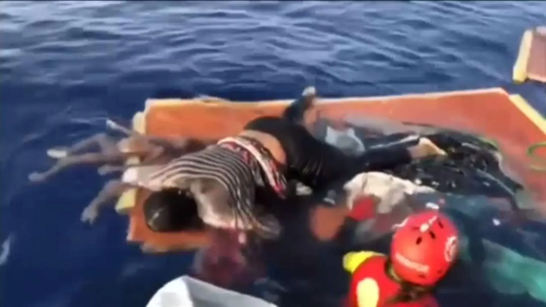 Los equipos de rescate a bordo del Open Arms encontraron los cadáveres de una mujer y un bebé en el Mediterráneo / Atlas News