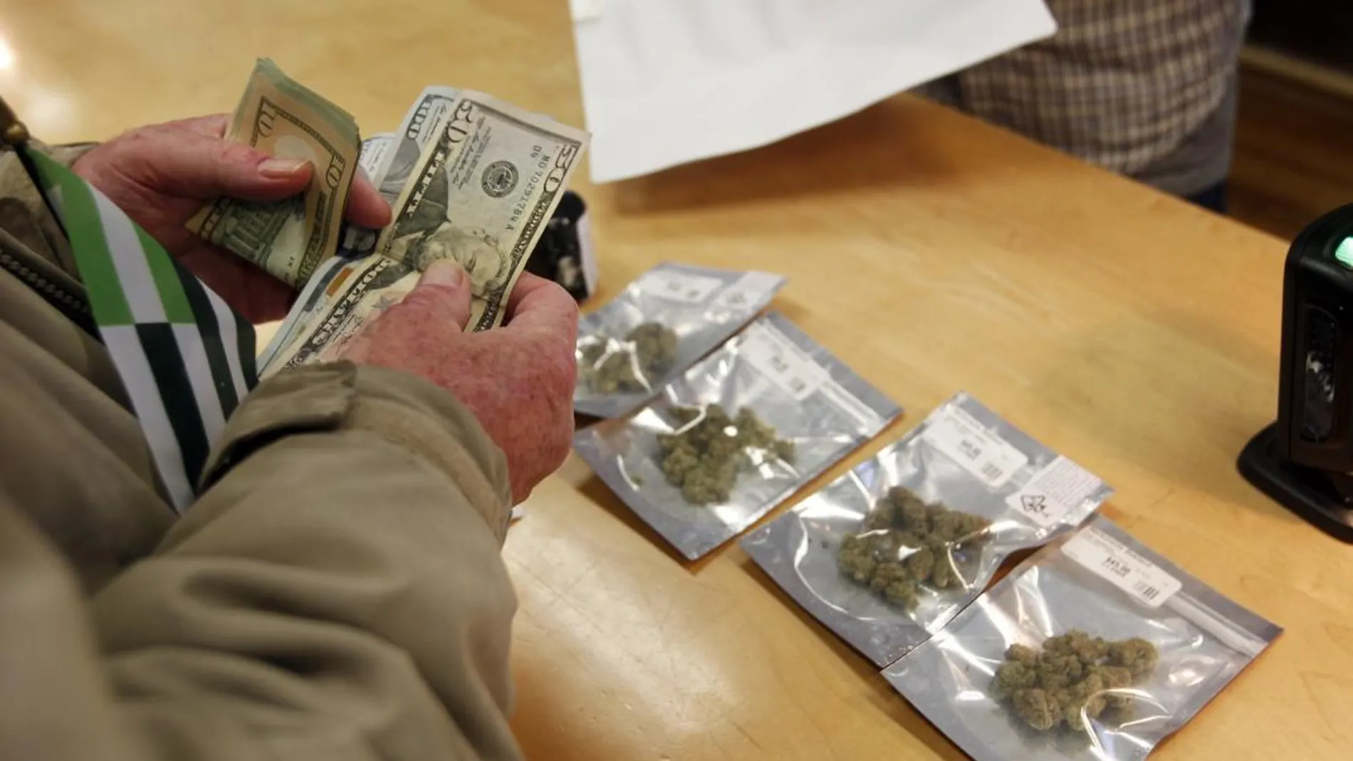 Un hombre compra Marihuana en un dispensario de Oakland