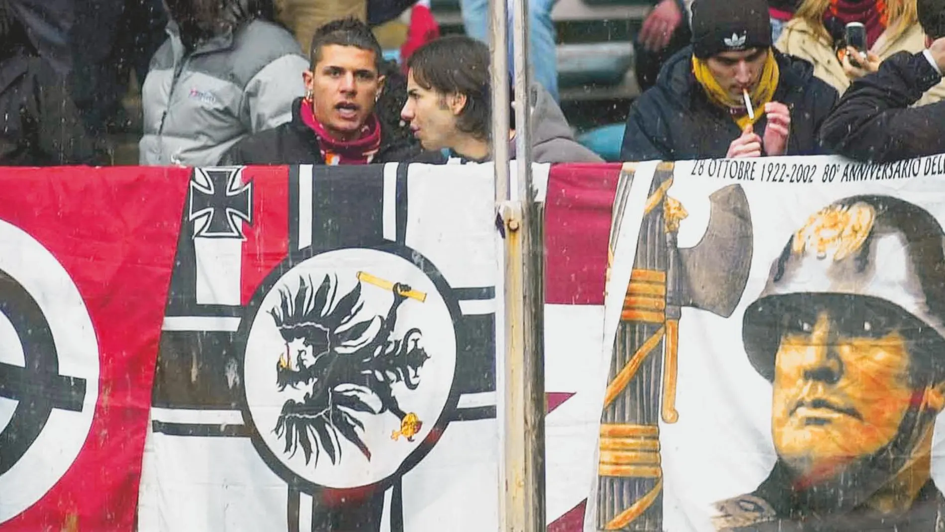 Aficionados despliegan pancartas con símbolos fascistas y neonazis durante un partido de fútbol en Roma