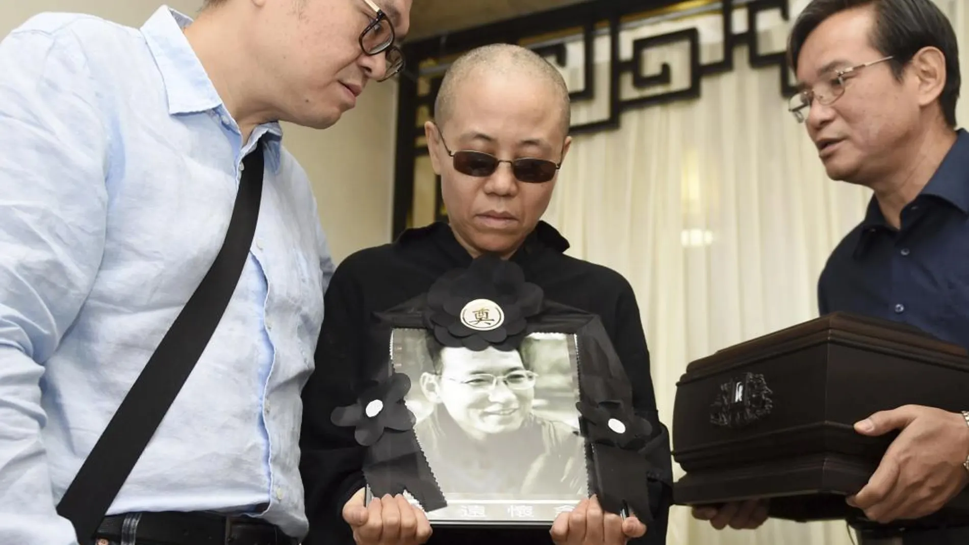 Liu Xia, en el centro, viuda del Nobel de la Paz Liu Xiaobo. Foto: Ap