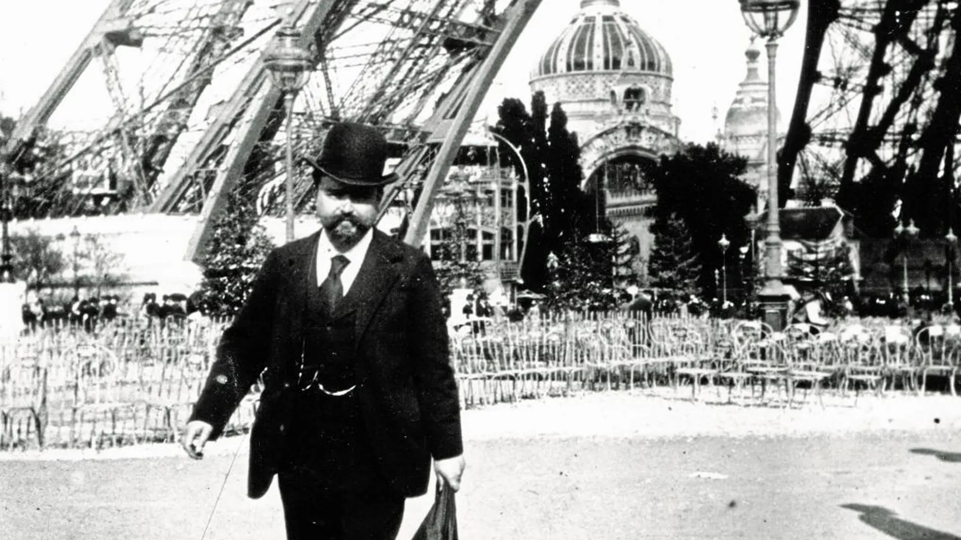 Isaac Albéniz en París, donde residió bastantes años, con la Torre Eiffel al fondo, en 1899 / Archivo familia Albéniz