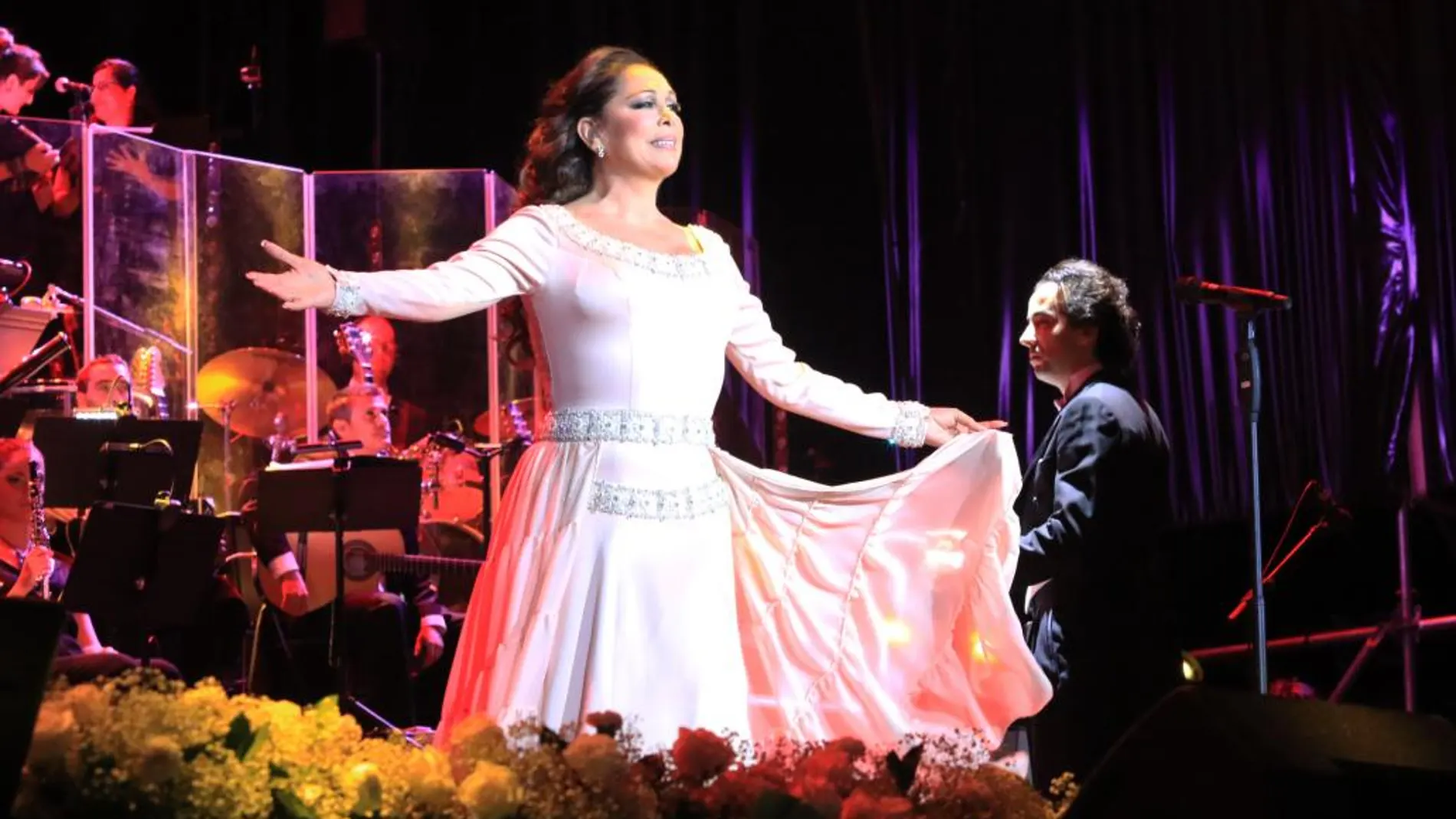 Isabel Pantoja durante el concierto de su gira 'Hasta que se apague el sol' en Sevilla.