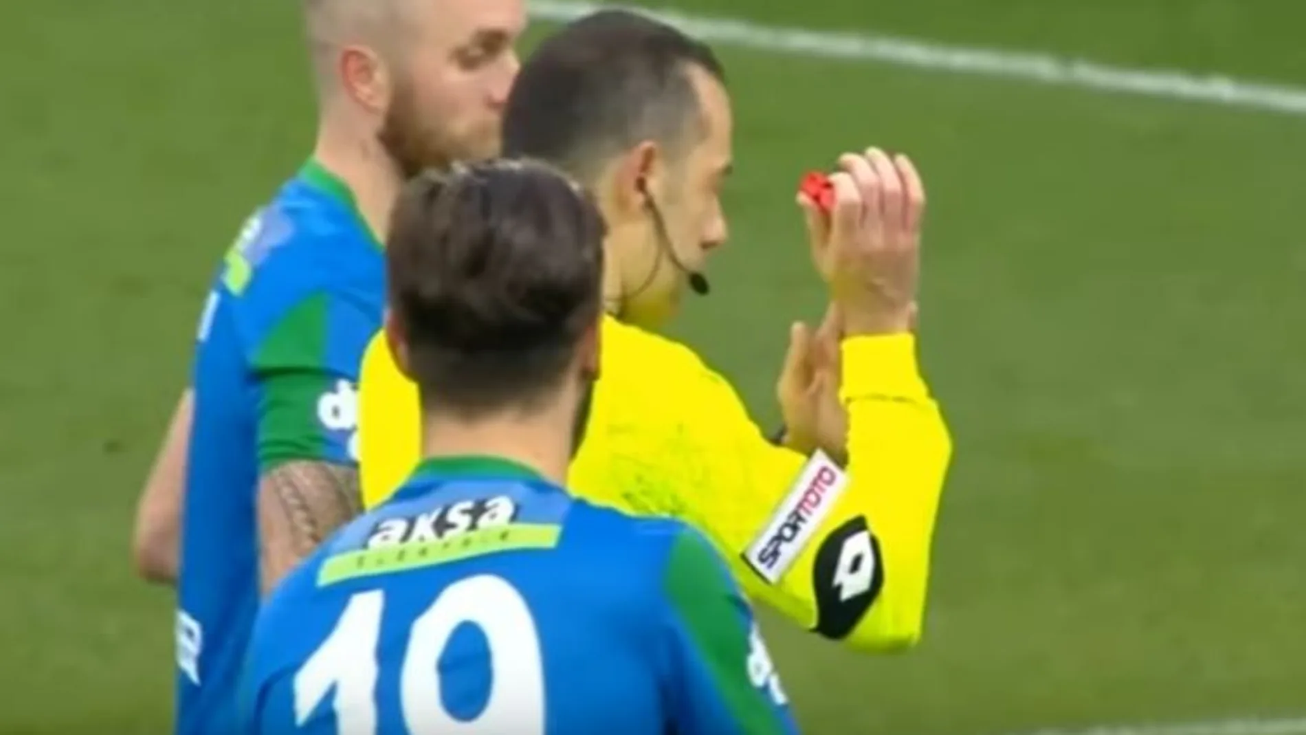 Cakir explica a los jugadores que ha sido mano dentro del área