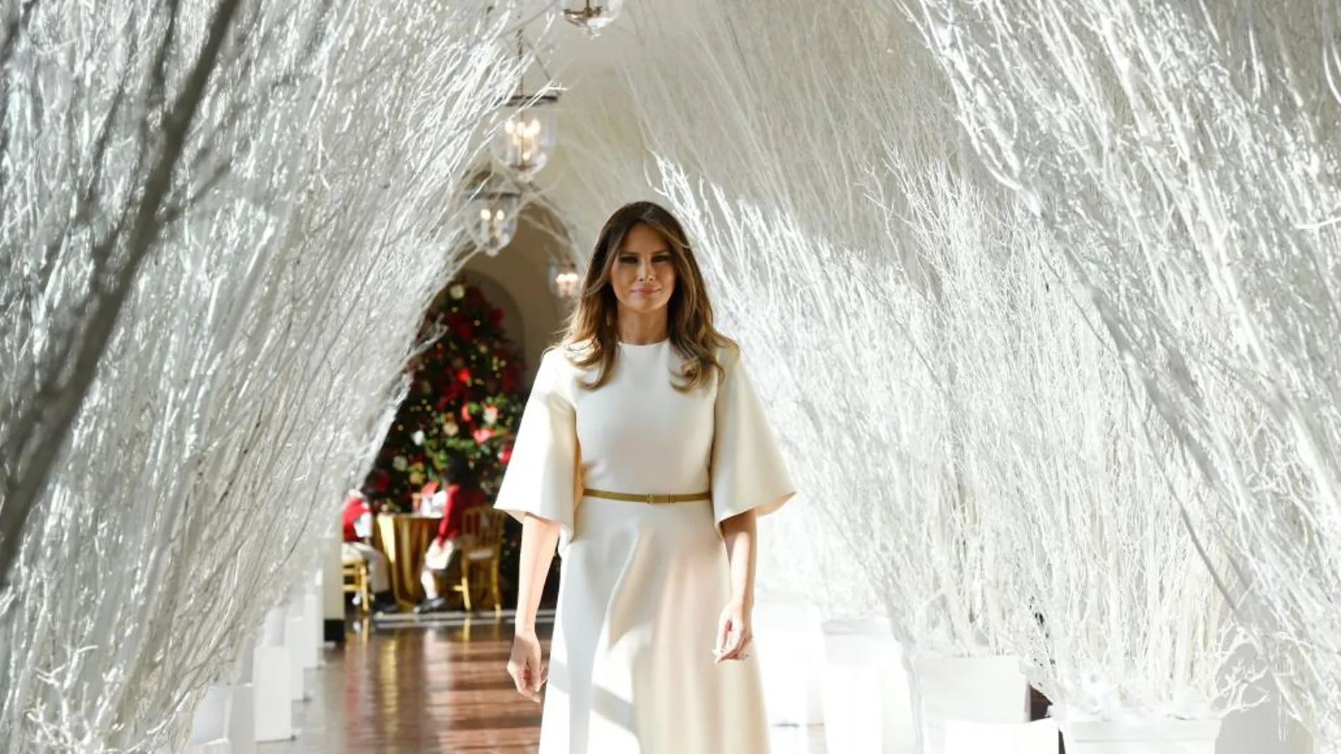 La primera dama de EEUU, Melania Trump, se dispone a participar en un taller de manualidades con un grupo de niños de la base aérea de Andrews, durante la jornada de presentación de la decoración navideña de la Casa Blanca