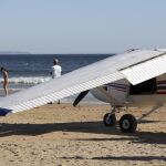 Mueren dos bañistas por el aterrizaje de una avioneta en una playa cercana a Lisboa