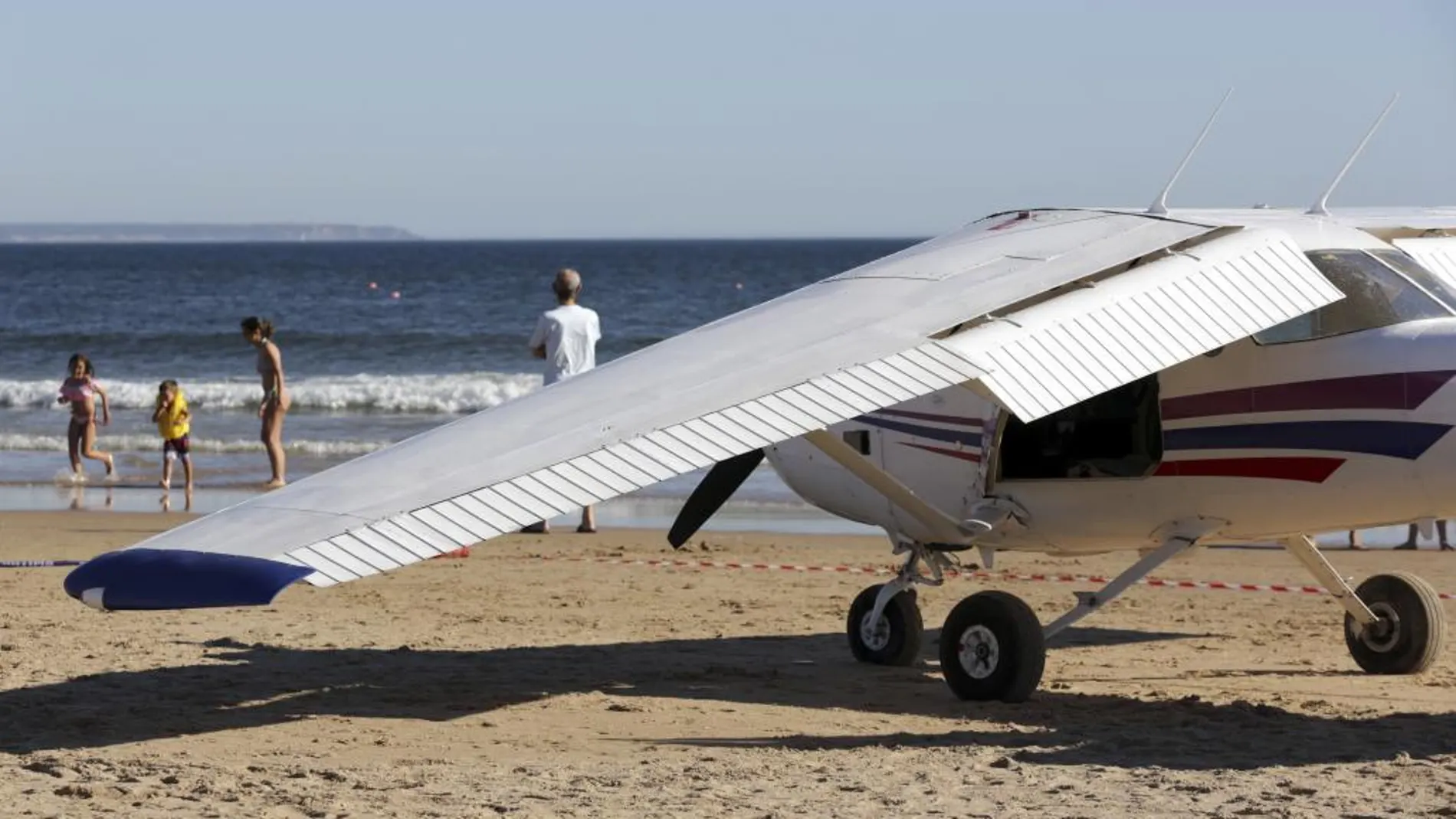 Mueren dos bañistas por el aterrizaje de una avioneta en una playa cercana a Lisboa