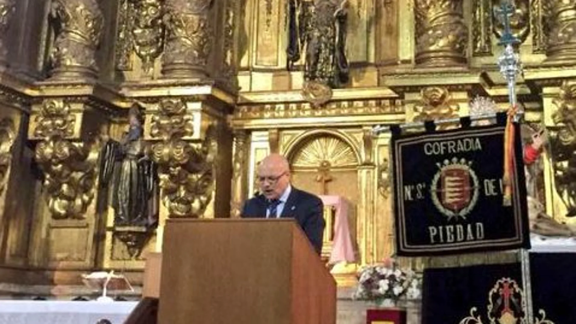 Luis Antonio Gómez Iglesias pregona la procesión de Penitencia y Caridad