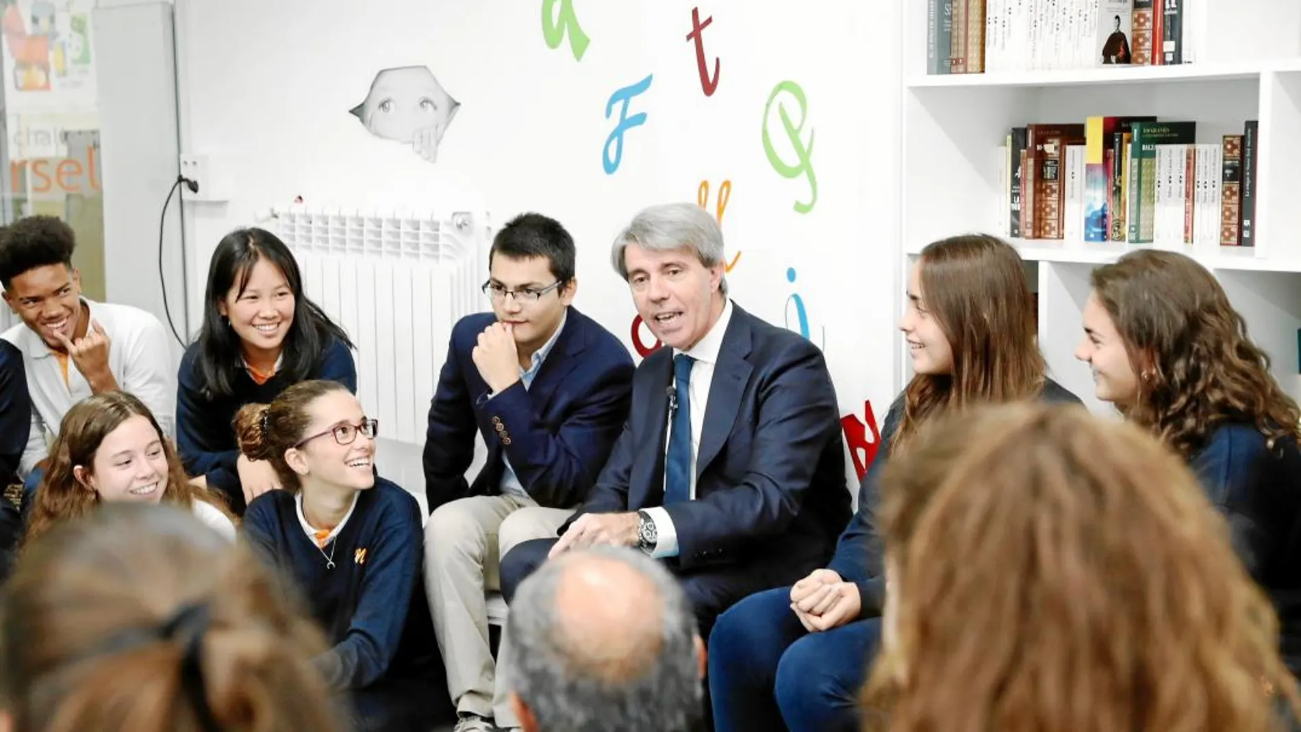 El presidente de la Comunidad, Ángel Garrido, con alumnos del centro Nazaret-Oporto