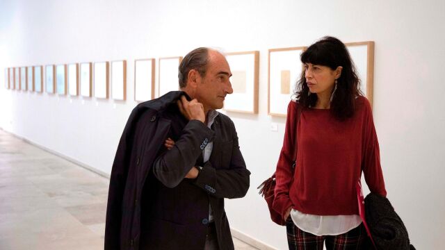 Ana Redondo conversa con el hijo de Eduardo Chillida y presidente de la Fundación, Luis Chillida