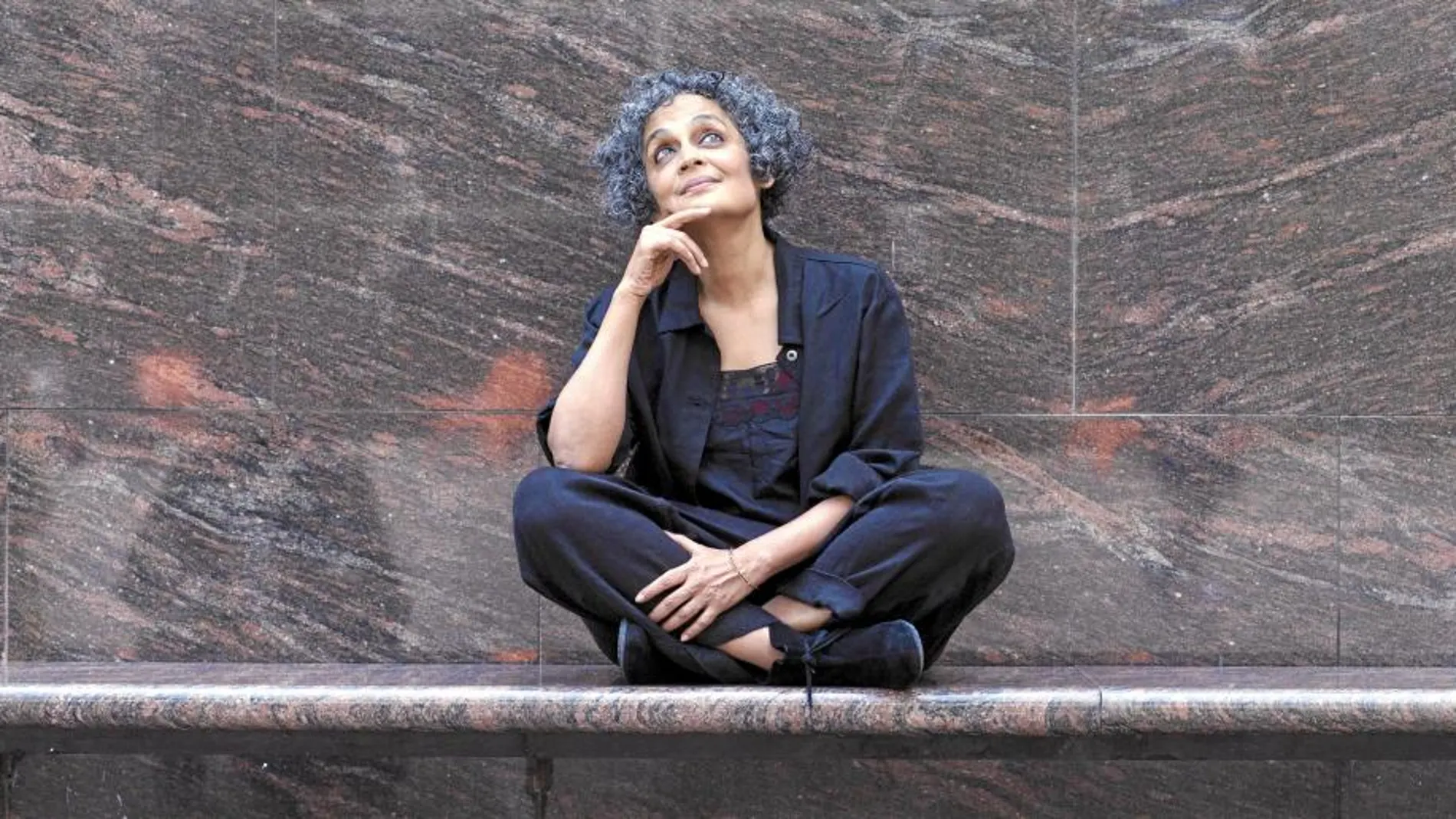 La escritora y activista india Arundhati Roy, posa durante la presentación de su novela "El ministerio de la felicidad suprema".