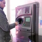 Un hombre usa la máquina de reciclado de botellas en Finlandia