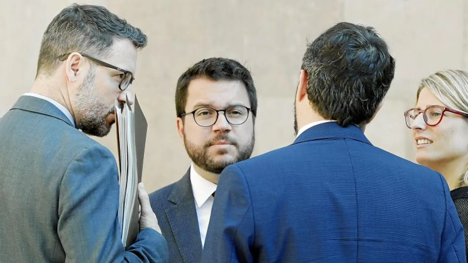 El vicepresidente económico de la Generalitat, Pere Aragonès, ayer con Elsa Artadi y varios dirigentes del Ejecutivo catalán. / Foto: Efe