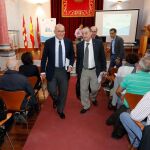 El presidente de la Diputación, Jesús Julio Carnero, junto al rector de la Universidad de Valladolid, Daniel Miguel, tras presentar las propuestas que llevarán a Europa para fomentar la educación para el desarrollo en los pueblos