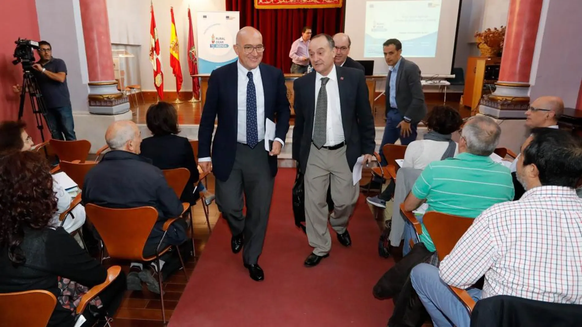 El presidente de la Diputación, Jesús Julio Carnero, junto al rector de la Universidad de Valladolid, Daniel Miguel, tras presentar las propuestas que llevarán a Europa para fomentar la educación para el desarrollo en los pueblos