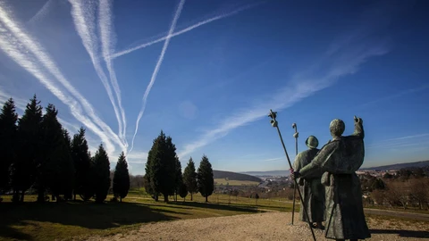 Imagen de dos representaciones de preregrinos en el Camino de Santiago