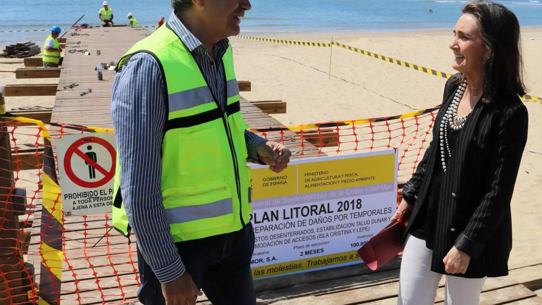 La subdelegada del Gobierno de Huelva, Asunción Grávalos, durante una reciente visita a una playa onubense