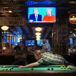 Interior de un bar en San Diego (California) la noche del primer debate televisado entre los candidatos Hillary Clinton y Donald Trump