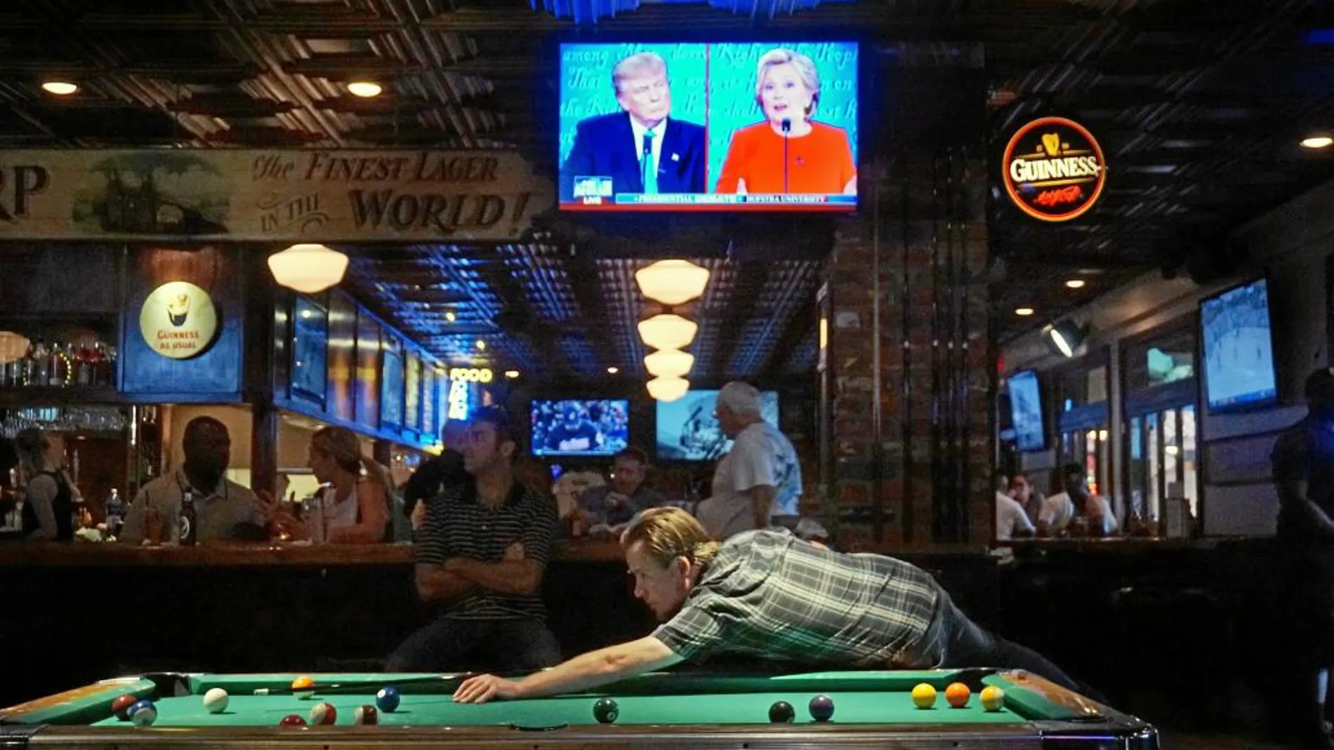 Interior de un bar en San Diego (California) la noche del primer debate televisado entre los candidatos Hillary Clinton y Donald Trump