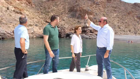 El presidente de la Comunidad, Pedro Antonio Sánchez, ayer en su visita a la reserva de Cabo Tiñoso