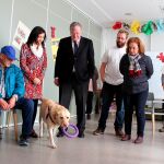 El alcalde de León, Antonio Silván, participa en una sesión de terapia canina con usuarios de Alfaem