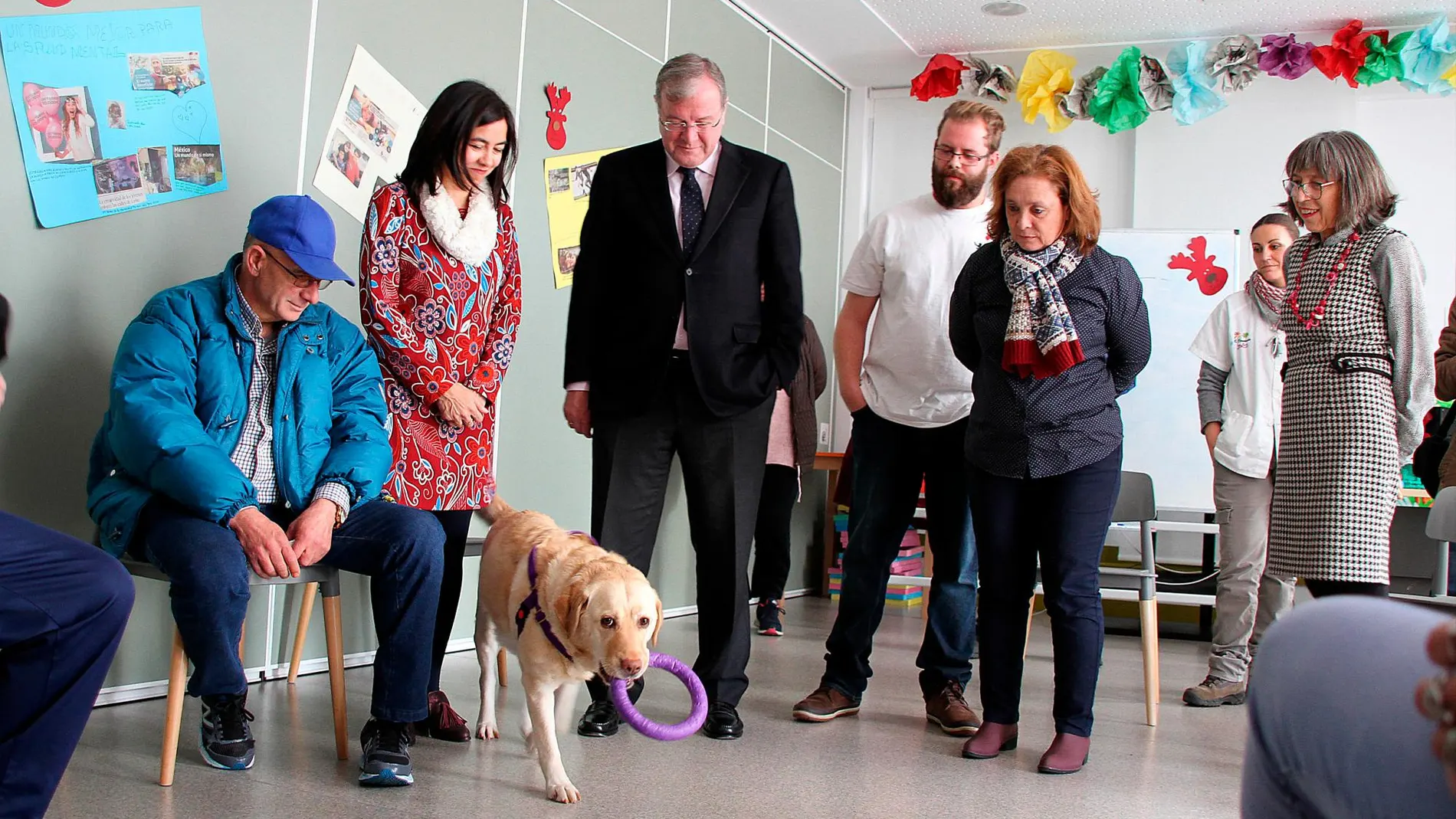 El alcalde de León, Antonio Silván, participa en una sesión de terapia canina con usuarios de Alfaem