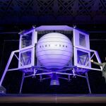 Una maqueta de la nave que quiere enviar Jeff Bezos al espacio