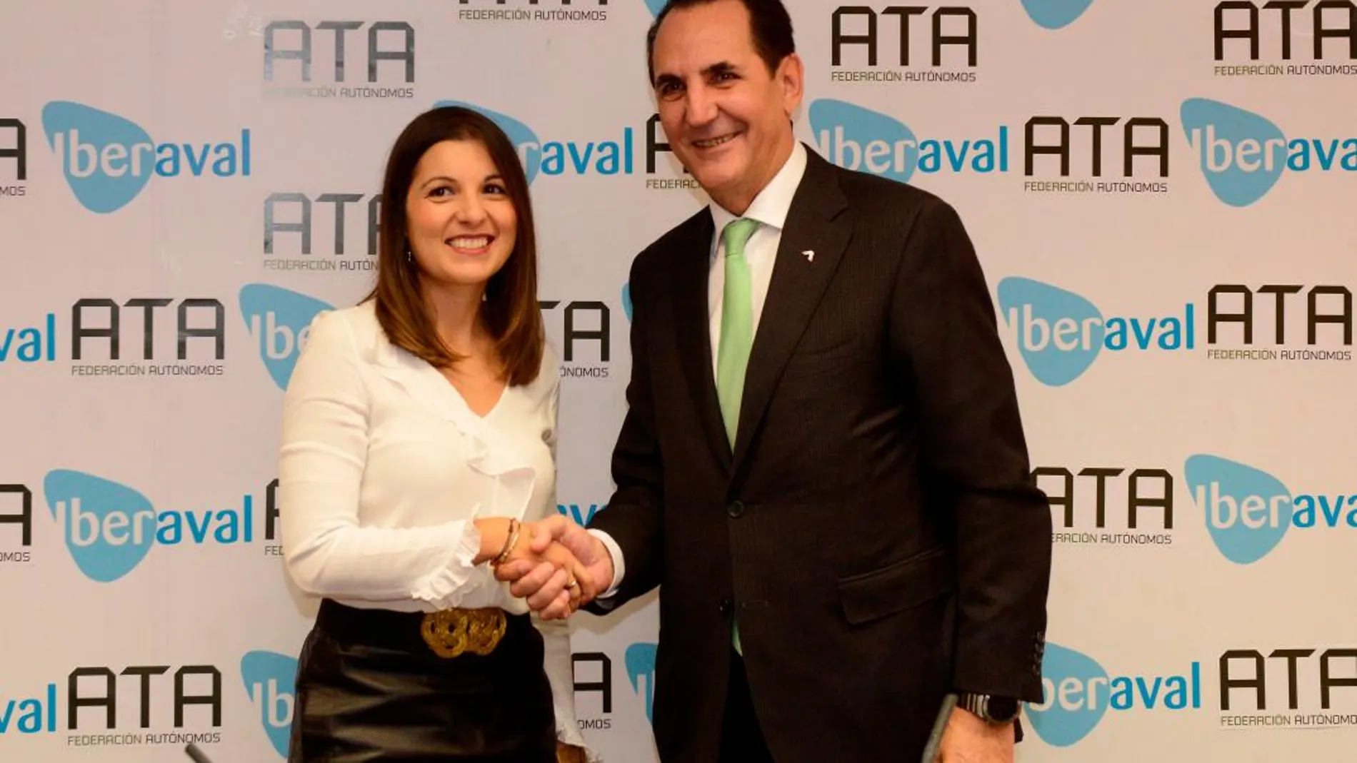 Soraya Mayo y José Rolando Álvarez firman el acuerdo