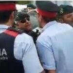Los Mossos increpan a los guardias que desalojaban un punto de votación