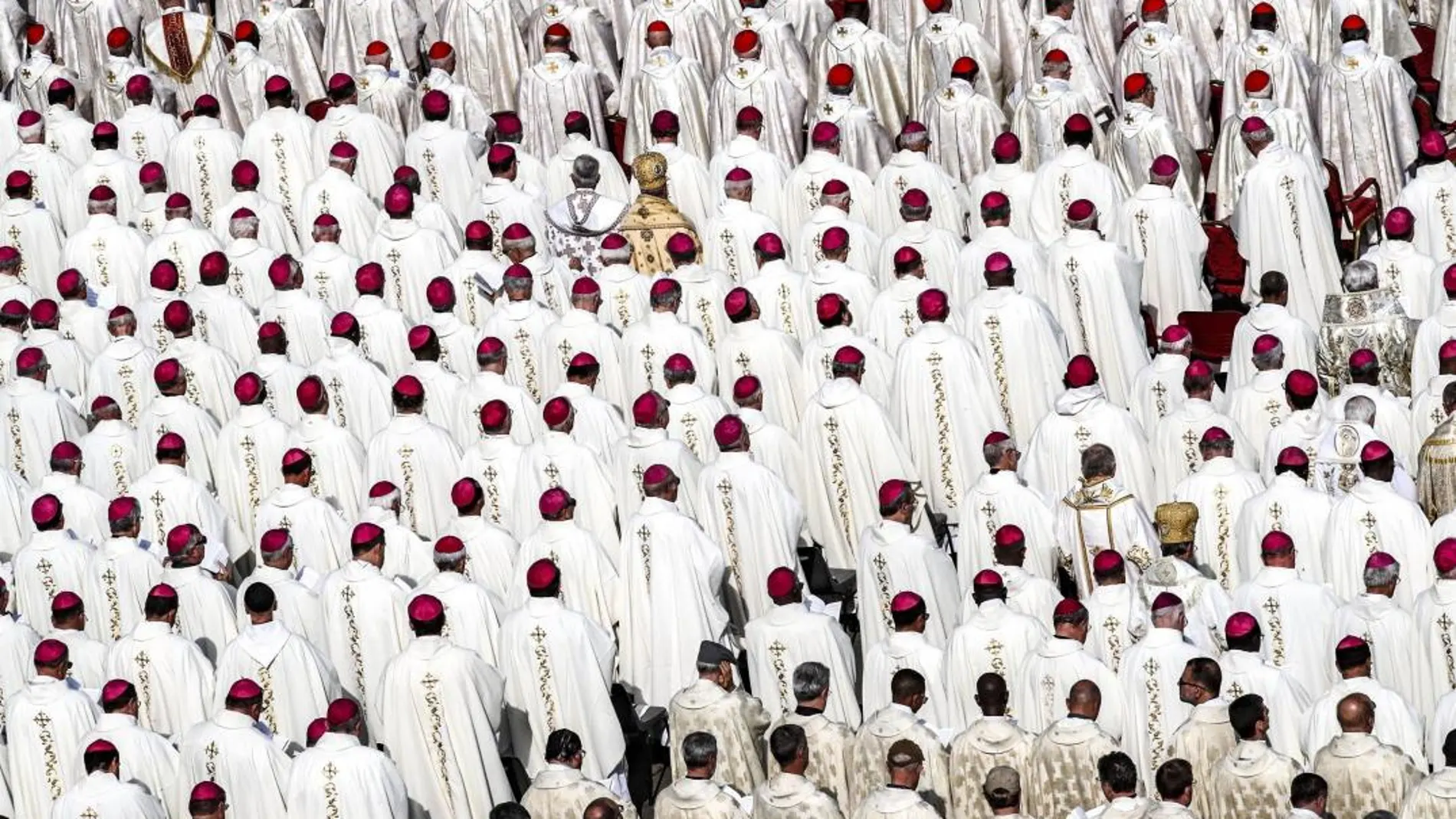 Religiosos asisten a la ceremonia de canonización presidida por el papa Francisco / Efe
