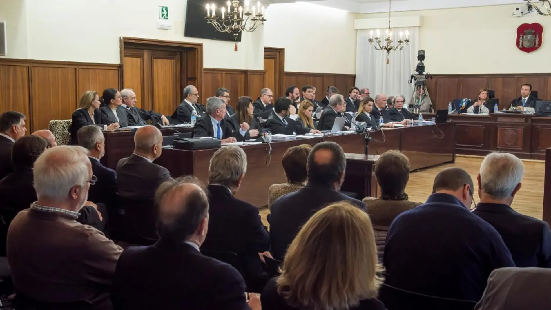 La bancada de los abogados defensores en la sala la Audiencia Provincial de Sevilla, donde se celebra el juicio por la pieza política del caso de los ERE