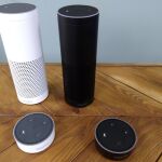 El Echo Amazon, en dos versiones / Reuters