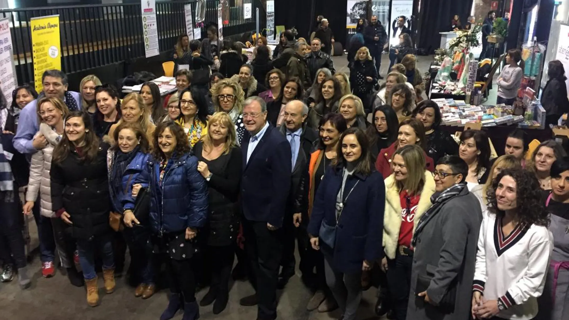 El alcalde Antonio Silván y el presidente del Círculo de Empresarios, Julio César Álvarez, junto a las mujeres emprendedoras que participan en la Feria